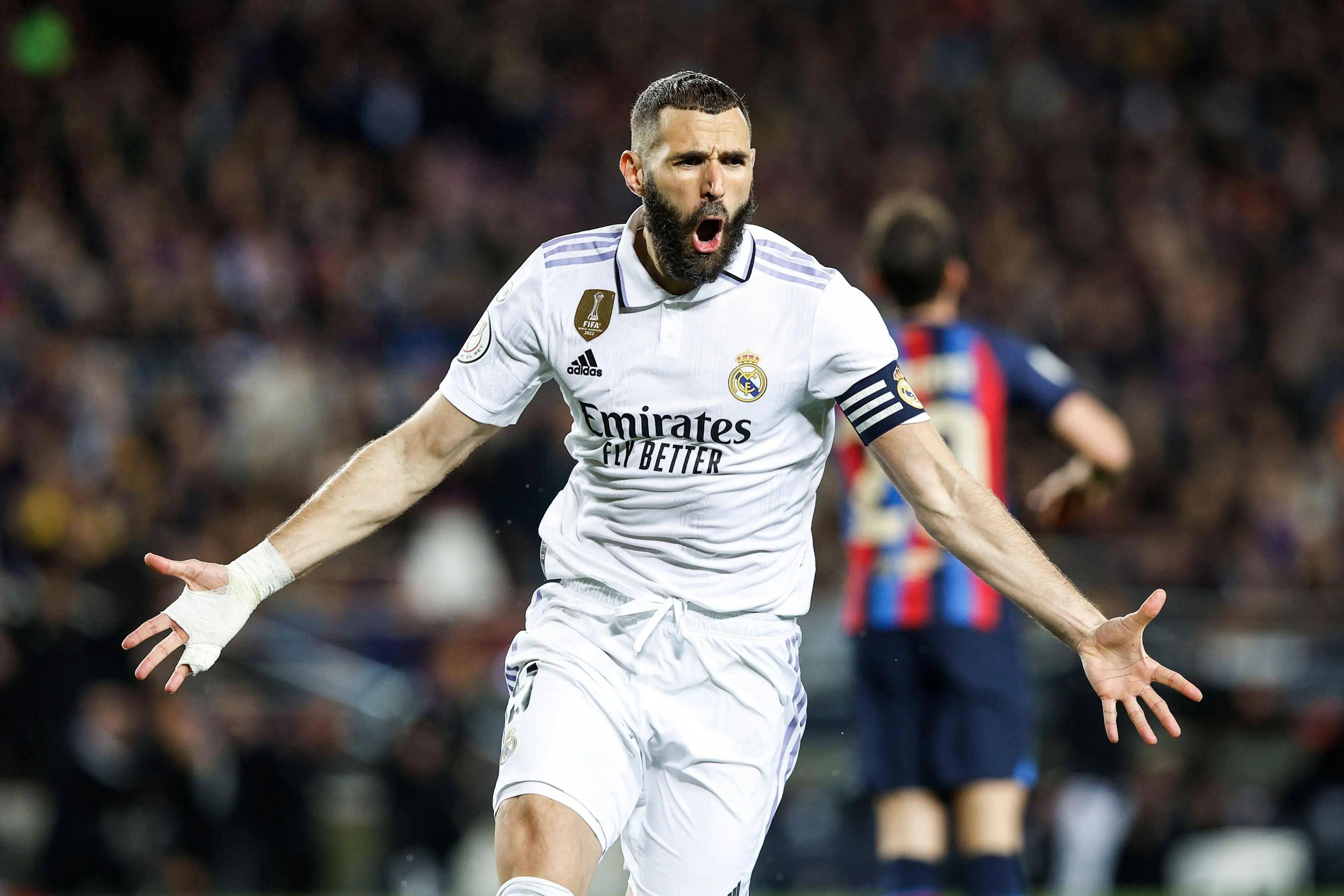 映出两队在 映出两队在